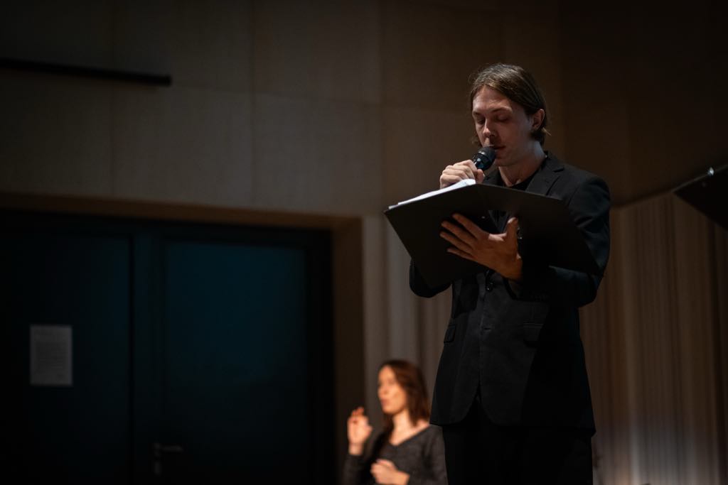 Kajetan Gołębiewski na scenie jako konferansjer